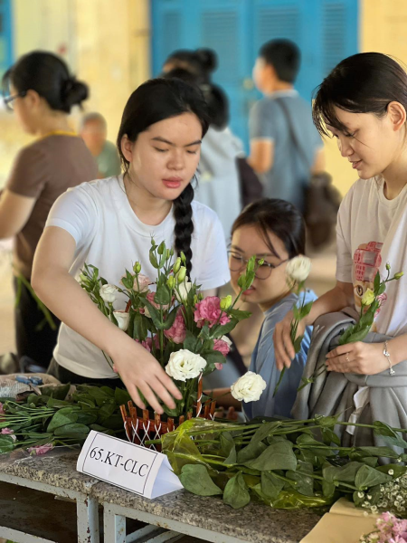 Hội thi Cắm Hoa “Sắc Việt tôn vinh” của Đoàn Hội Khoa Kế toán - Tài chính
