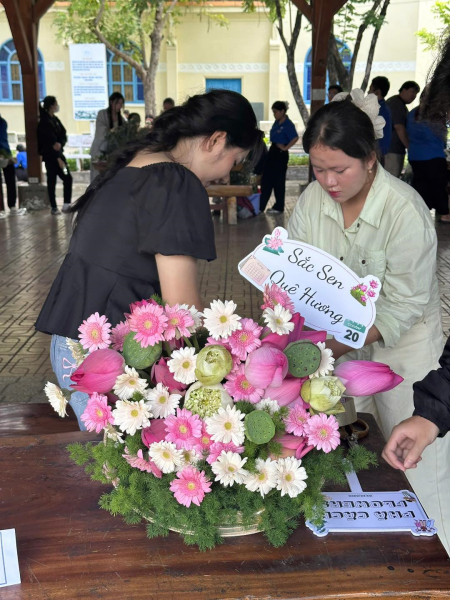 Hội thi Cắm Hoa “Sắc Việt tôn vinh” của Đoàn Hội Khoa Kế toán - Tài chính
