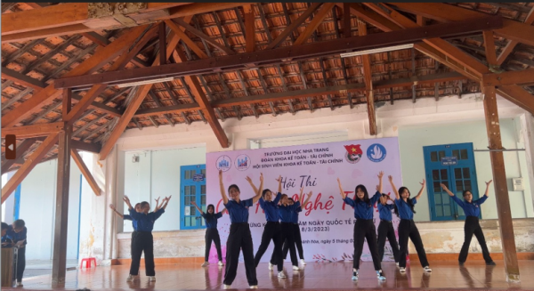 Hội thi cắm hoa nghệ thuật chào mừng ngày quốc tế phụ nữ 08/03/2023 - SV Khoa KTTC.